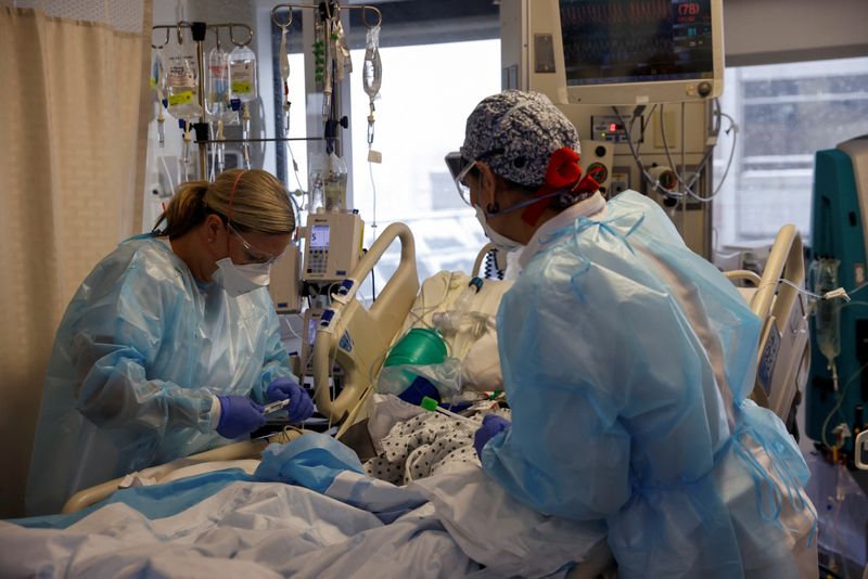 &copy; Reuters. Medical staff treat a coronavirus disease (COVID-19) patient in the Intensive Care Unit (ICU) at the Cleveland Clinic in Cleveland, Ohio, U.S., January 7, 2022.  REUTERS/Shannon Stapleton/File Photo