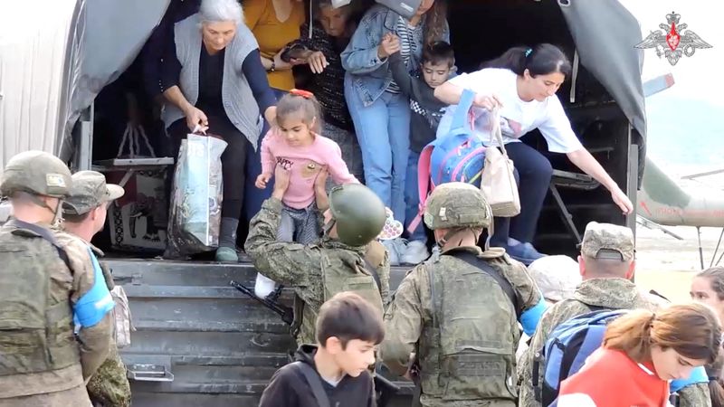 &copy; Reuters. مدنيون يخرجون من شاحنة أثناء عملية إجلاء قامت بها قوات حفظ السلام الروسية في مكان مجهول في ناجورنو قرة باغ، وهي منطقة يسكنها الأرمن، في صورة