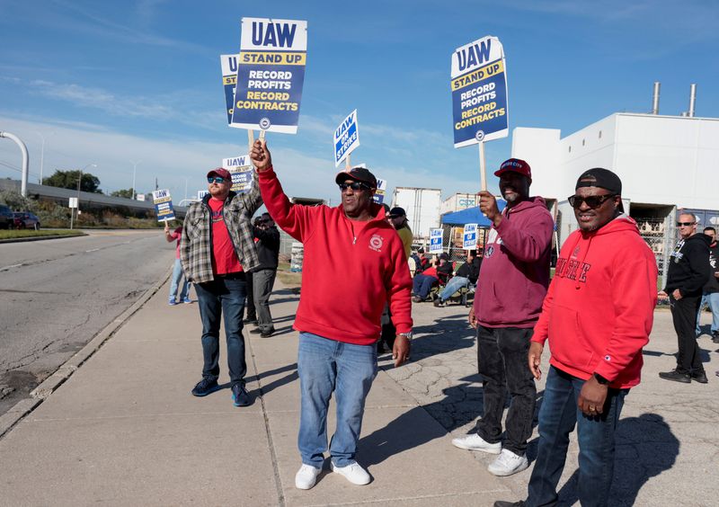 &copy; Reuters. Striking United Auto Workers members picket outside the Stellantis Jeep plant, in Toledo, Ohio, U.S. September 19, 2023. REUTERS/Rebecca Cook