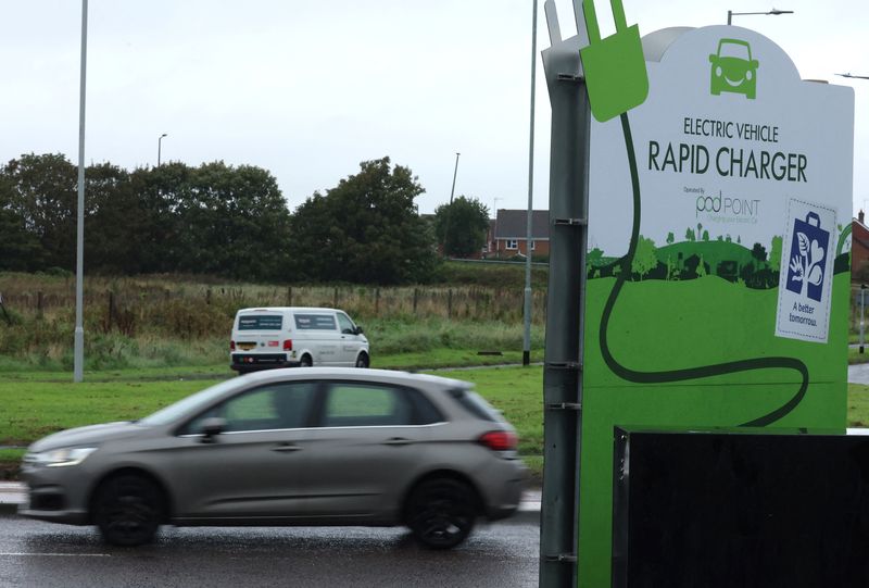 &copy; Reuters. Vehicles drive past a Pod Point electric vehicle rapid charging station in Wallasey, Britain, September 20, 2023. REUTERS/Phil Noble