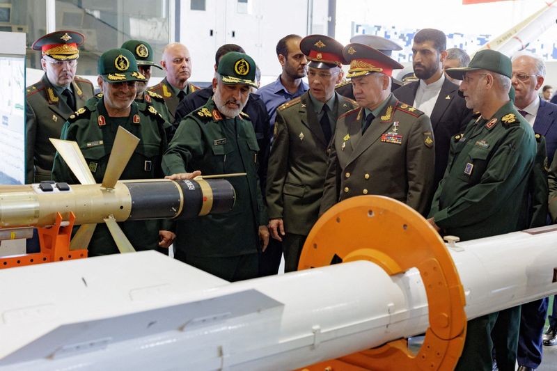 &copy; Reuters. Ministro da Defesa da Rússia, Sergei Shoigu, ouve comandante da Força Aeroespacial da Guarda Revolucionária iraniana, Amirali Jajizadeh, durante visita a Teerã
20/09/2023 Ministério da Defesa da Rússia/Divulgação via REUTERS