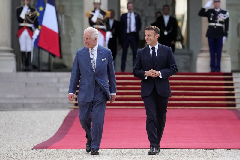 © Reuters. الرئيس الفرنسي إيمانويل ماكرون مع الملك تشارلز الثالث في قصر الإليزيه بباريس يوم الأربعاء. صورة لرويترز من ممثل لوكالات الأنباء.