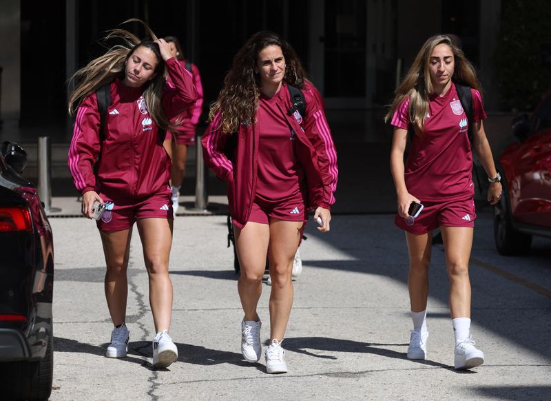 &copy; Reuters. Teresa Abelleira et Olga Carmona, joueuses de l'équipe féminine espagnole de football quittant leur hôtel à Madrid, en Espagne. /photo prise le 19 septembre 2023/REUTERS/Isabel Infantes