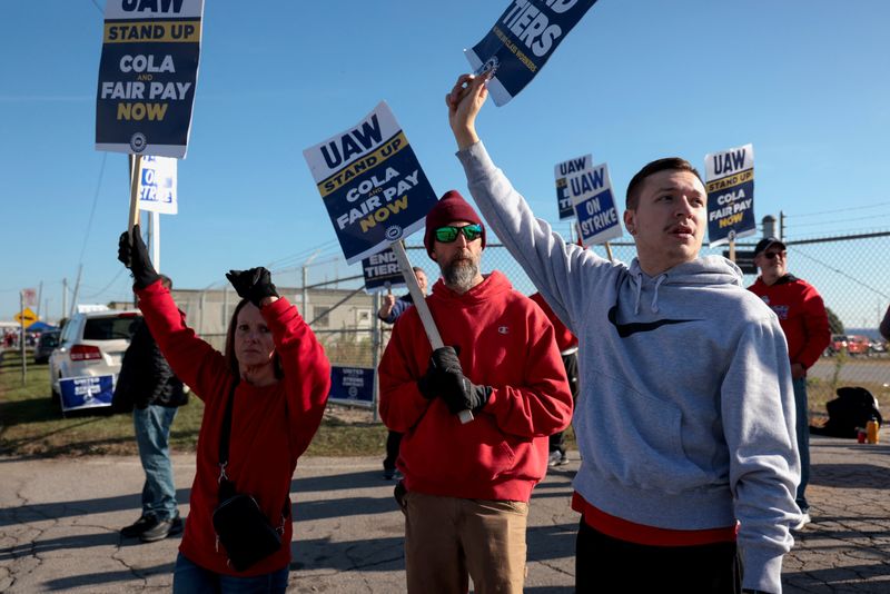 © Reuters. Striking United Auto Workers member Brandon Cappelletty holds his strike sign outside the Stellantis Jeep plant in Toledo, Ohio, U.S., September 19, 2023. REUTERS/Rebecca Cook