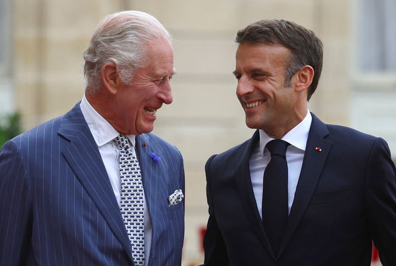 英国王が訪仏、マクロン大統領と会談　凱旋門で歓迎式典