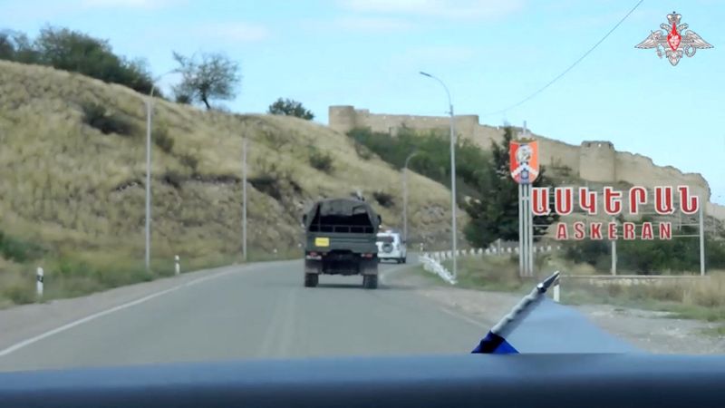 &copy; Reuters. جنود من قوات حفظ السلام الروسية يقودون مركبات لإجلاء المدنيين في ناجورنو قرة باغ في صورة ثابتة مأخوذة من مقطع فيديو نُشر يوم الأربعاء. صورة 
