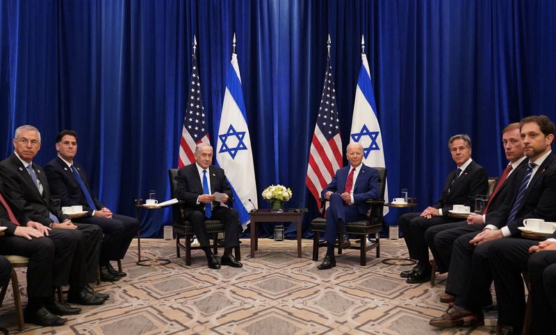 © Reuters. الرئيس الأمريكي جو بايدن يلتقي رئيس الوزراء الإسرائيلي بنيامين نتنياهو على هامش اجتماعات الجمعية العامة للأمم المتحدة في نيويورك يوم الأربعاء. تصوير: كيفن لامارك - رويترز.