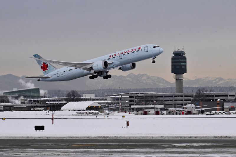 &copy; Reuters. FILE PHOTO: An Air Canada plane takes off at Vancouver International Airport in Canada December 22, 2022.  REUTERS/Jennifer Gauthier/File Photo