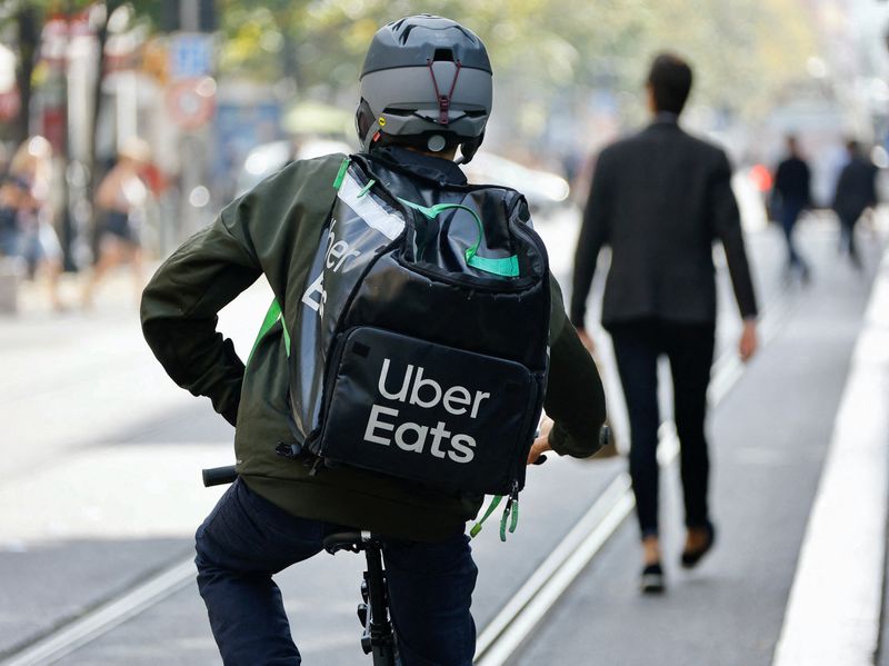 &copy; Reuters. Entregador de delivery da Uber Eats em Nice, na França
25/10/2022 REUTERS/Eric Gaillard