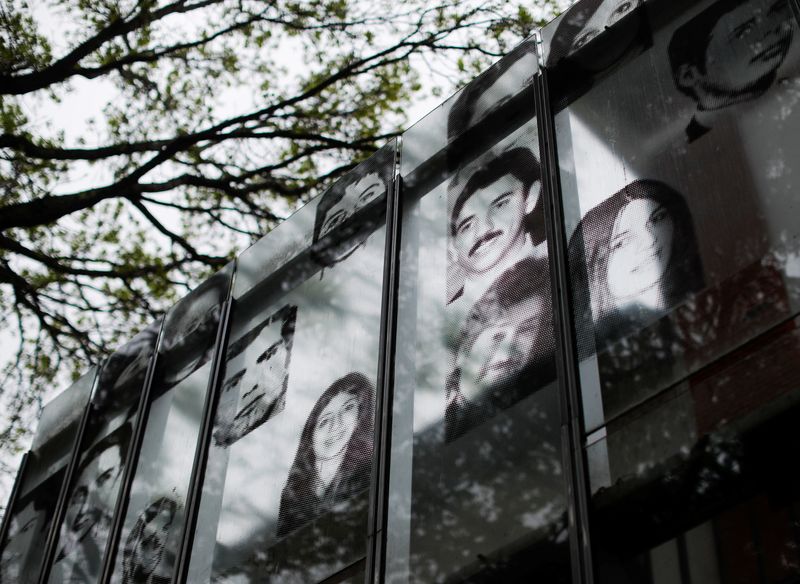 &copy; Reuters. صور أشخاص مفقودين خلال حقبة الديكتاتورية الأخيرة في الأرجنتين (1976-1983) خارج مركز تعذيب سابق في الأرجنتين وضعته اليونسكو  على قائمة التراث الع