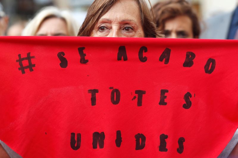 &copy; Reuters. Protesto contra o então chefe da federação espanhola de futebol Luis Rubiales em Barcelona
04/09/2023
REUTERS/Bruna Casas