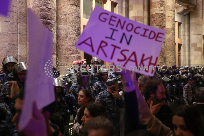 &copy; Reuters. Manifestantes reúnem-se perto do prédio do governo em Yerevan, Armênia, para apoiar os armênios étnicos em Nagorno-Karabakh após ofensiva do Azerbaijão 
20/09/2023
REUTERS/Irakli Gedenidze