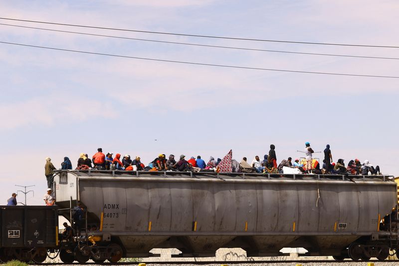 © Reuters. Migrants travel on a train with the intention of reaching the United States, in Ciudad Juarez, Mexico September 20, 2023. REUTERS/Jose Luis Gonzalez