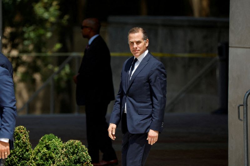 © Reuters. FILE PHOTO: Hunter Biden, son of U.S. President Joe Biden, departs federal court after a plea hearing on two misdemeanor charges of willfully failing to pay income taxes in Wilmington, Delaware, U.S. July 26, 2023. REUTERS/Jonathan Ernst/File Photo