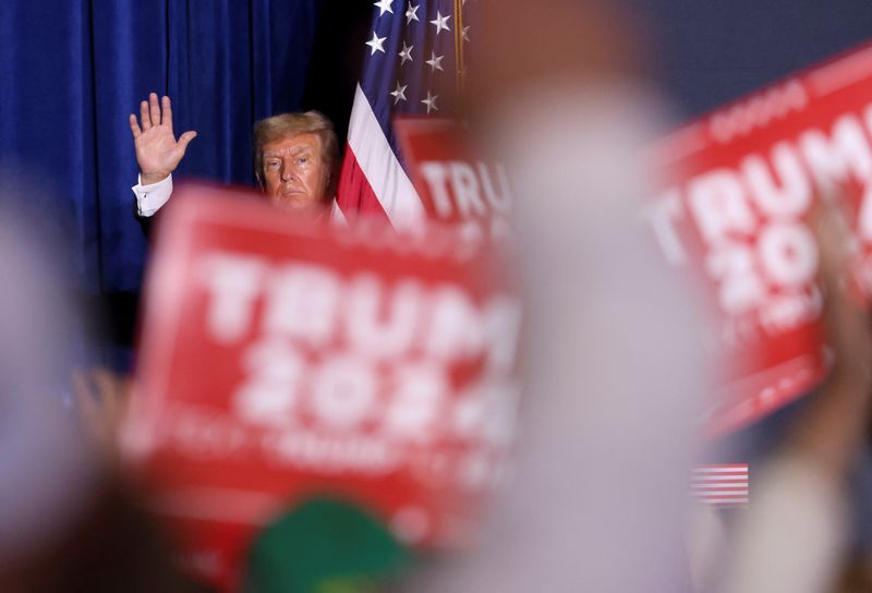 &copy; Reuters. Former U.S. President and Republican presidential candidate Donald Trump waves at the crowd after speaking during a 2024 presidential campaign rally in Dubuque, Iowa, U.S. September 20, 2023.  REUTERS/Scott Morgan