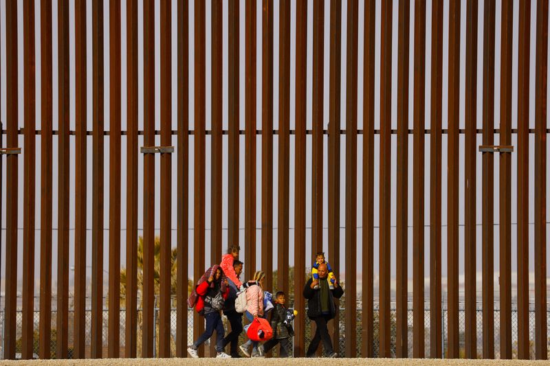 &copy; Reuters. The Hernandez family, Venezuelan migrants seeking asylum in the U.S. who were not received for the appointment they got using the U.S.Customs and Border Protection (CBP) CBP One application, walk next to the border wall after crossing the Rio Bravo river 