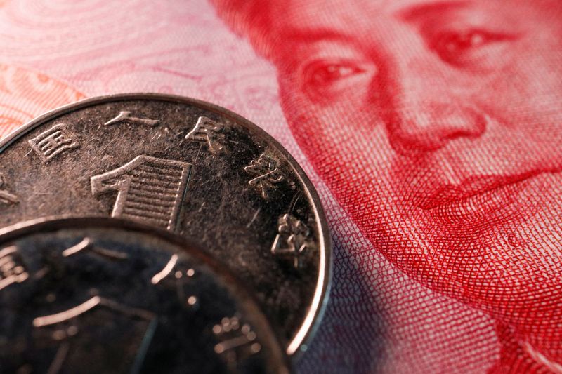 &copy; Reuters. 　９月２１日、中国人民銀行（中央銀行）は、人民元の対ドル基準値を８月１４日以来の元高水準に設定した。写真は中国元の紙幣と硬貨。北京で昨年２月撮影（２０２３年　ロイター／Flo