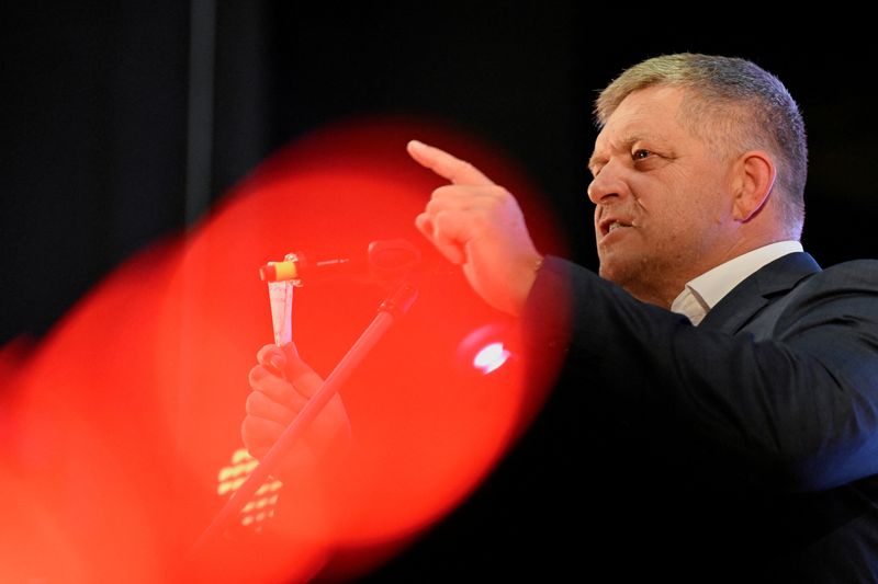 © Reuters. FILE PHOTO: Slovakia's former Prime Minister and leader of SMER-SSD party Robert Fico attends the party's election campaign rally, ahead of Slovakia's early parliamentary election in Banovce nad Bebravou, Slovakia, September 14, 2023. REUTERS/Radovan Stoklasa/File Photo