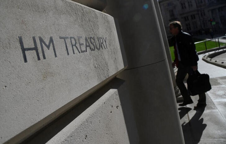 © Reuters. FILE PHOTO: A worker walks into the Treasury building in London, Britain, October 11, 2022.  REUTERS/Toby Melville