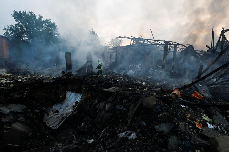 &copy; Reuters. Photo des dégâts après une série d'attaques aériennes russes à Kyiv. /Photo prise le 21 septembre 2023/REUTERS/Valentyn Ogirenko