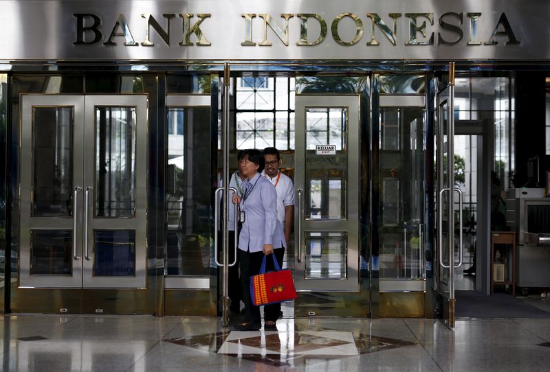 &copy; Reuters. FILE PHOTO: People walk out of a building inside the Bank Indonesia complex in Jakarta, Indonesia December 16, 2015.  REUTERS/Darren Whiteside
