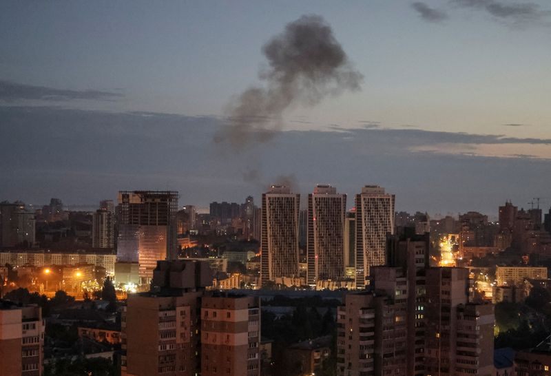 &copy; Reuters.  دخان يتصاعد في سماء مدينة كييف بعد هجوم صاروخي روسي على أوكرانيا يوم الخميس. تصوير: جليب جارانيتش - رويترز.
