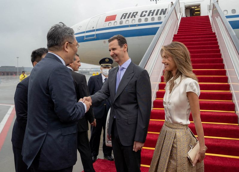 © Reuters. Syria's President Bashar al-Assad and his wife Asma are welcomed upon their arrival at Hangzhou airport, China in this handout picture obtained by Reuters on September 21, 2023. Syrian Presidency/Handout via Reuters
