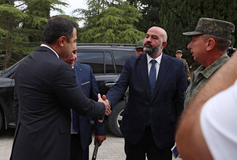&copy; Reuters. Davit Melkumyan, deputy of the National Assembly of the Nagorno-Karabakh, arrives in the Armenian delegation for talks after the breakaway region was forced into a ceasefire, in the town of Yevlakh, Azerbaijan September 21, 2023. REUTERS/Stringer  