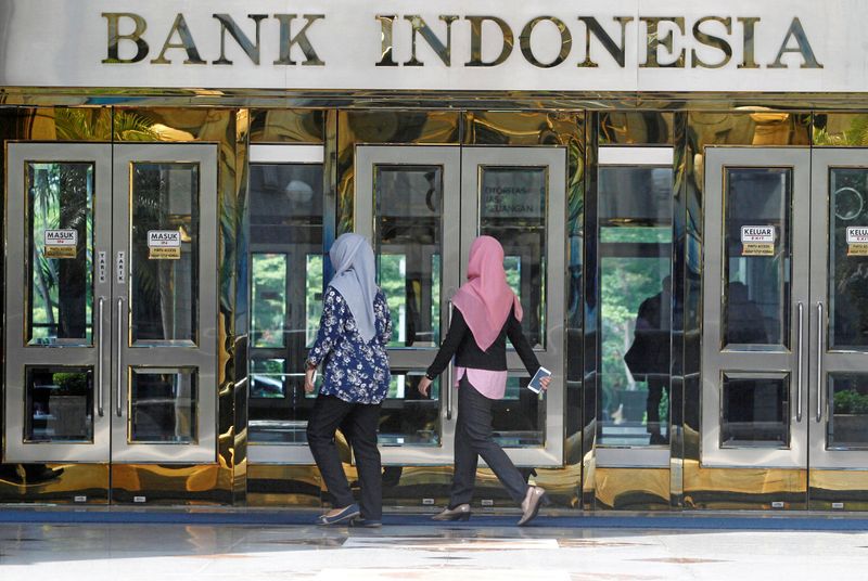 © Reuters. FILE PHOTO: People walk to an entrance at Indonesia's central bank Bank Indonesia in Jakarta, Indonesia July 21, 2016. REUTERS/Iqro Rinaldi/File Photo