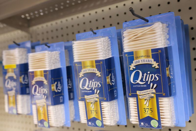 © Reuters. Q-tips, a brand of Unilever, is seen on display in a store in Manhattan, New York City, U.S., March 24, 2022. REUTERS/Andrew Kelly