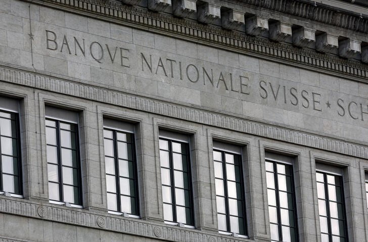 &copy; Reuters. 　９月２１日、スイス国立銀行（中央銀行）は政策金利を１．７５％に据え置いた。写真はチューリヒの同行前で３月撮影（２０２３年　ロイター／Denis Balibouse）