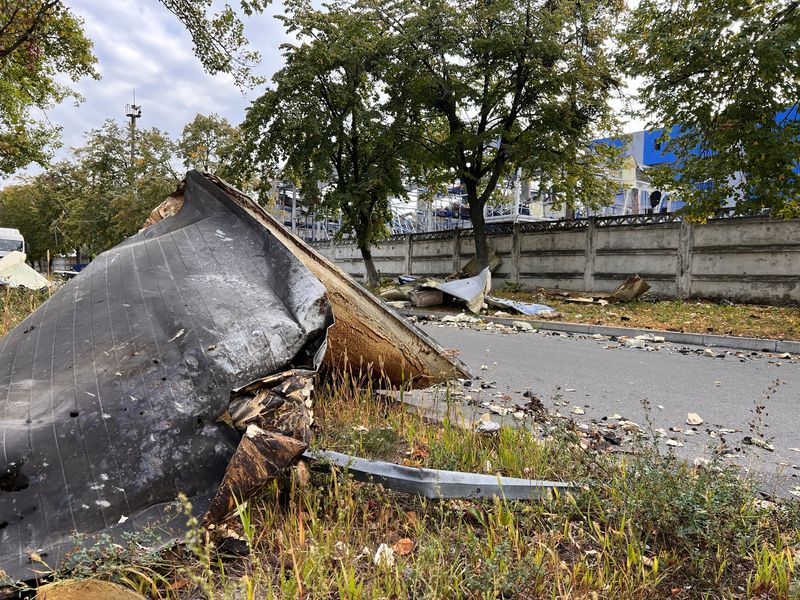 &copy; Reuters. منظر عام لمنطقة مدمرة جراء هجوم صاروخي روسي على أوكرانيا في منطقة كييف يوم الخميس. تصوير: سيرجي فولوشين - رويترز.