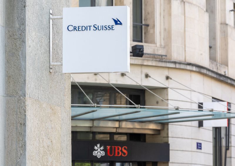 &copy; Reuters. FOTO DE ARCHIVO: Los logotipos de los bancos suizos Credit Suisse y UBS en Ginebra, Suiza, el 7 de junio de 2023.  REUTERS/Denis Balibouse/Foto de archivo