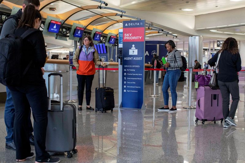 © Reuters. FILE PHOTO: Passengers wait in the domestic terminal at Hartsfield-Jackson Atlanta International Airport in Atlanta, Georgia, U.S., January 11, 2023. REUTERS/Alyssa Pointer/File Photo