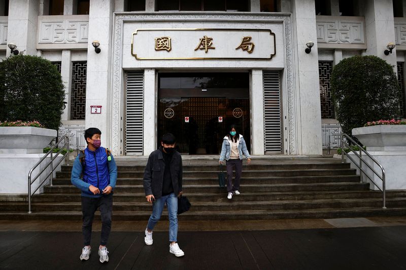 &copy; Reuters. 台湾中央銀行は２１日、政策金利を据え置く一方で２０２３年の経済成長率予測を下方修正した。台北の本部、２０２２年撮影。（2023年　ロイター/Ann Wang）