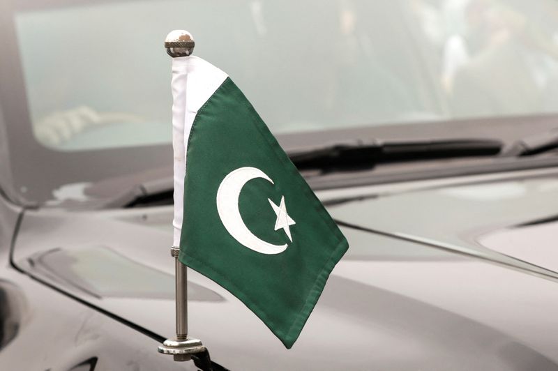 &copy; Reuters. العلم الباكستاني في صورة من أرشيف رويترز.