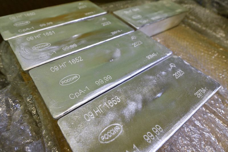 &copy; Reuters. Lingotes de plata con una pureza del 99,99% se colocan en una sala de trabajo de la planta de refinado y fabricación de metales preciosos de Novosibirsk, en la ciudad siberiana de Novosibirsk, Rusia. 15 de septiembre, 2023. REUTERS/Alexander Manzyuk