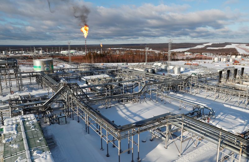 &copy; Reuters. FOTO DE ARCHIVO: Una vista general muestra una planta de tratamiento de petróleo en el yacimiento petrolífero de Yarakta, propiedad de Irkutsk Oil Company (INK), en la región de Irkutsk, Rusia. 10 de marzo, 2019. REUTERS/Vasily Fedosenko