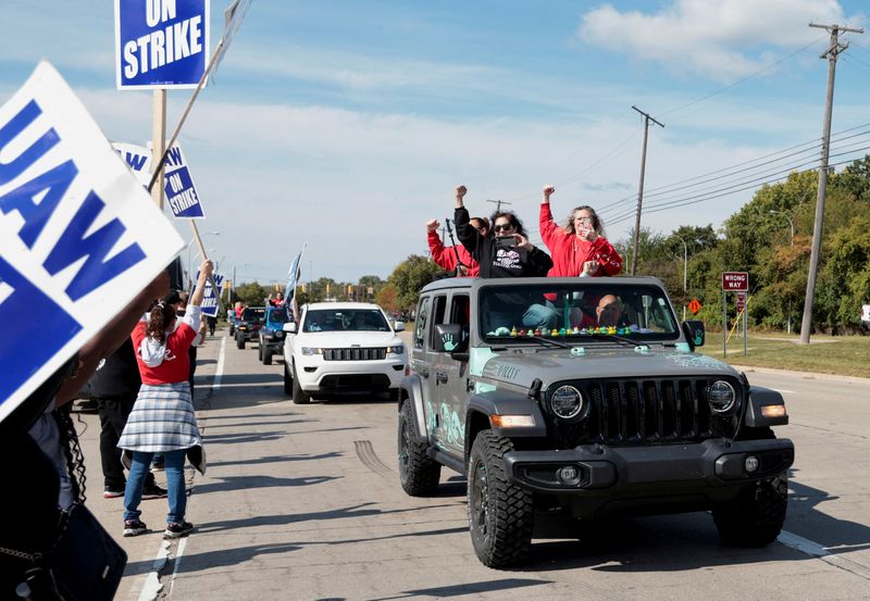 &copy; Reuters. FOTO DE ARCHIVO: Una caravana de United Auto Workers en huelga de la planta de Jeep en Toledo, Ohio, pasa junto a miembros en huelga de Ford UAW en solidaridad frente a la planta de montaje de Ford Michigan en Wayne, Michigan, Estados Unidos. 19 de septie