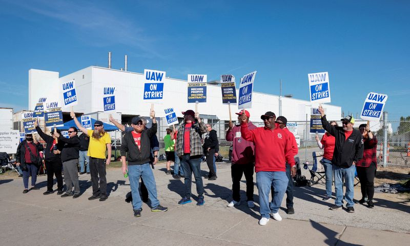 &copy; Reuters. Manifestantes do sindicato United Auto Workers em greve fora da fábrica de Stellantis, em Toledo, Ohio, EUA
19/09/2023
REUTERS/Rebecca Cook 