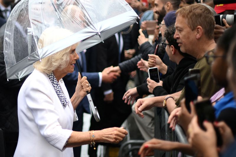 &copy; Reuters. La Reine Camilla salue la foule devant la cathédrale de Notre-Dame. /Photo prise le 21 septembre 2023/REUTERS/Daniel Leal