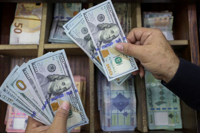 &copy; Reuters. A money exchange vendor holds U.S. dollar banknotes at his shop in Beirut, Lebanon December 21, 2022. REUTERS/Mohamed Azakir