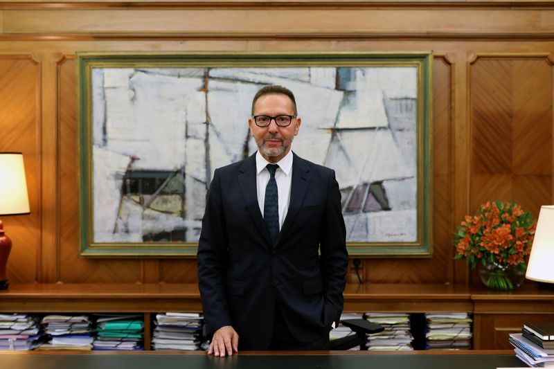 &copy; Reuters. FOTO DE ARCHIVO: El gobernador del Banco Central, Yannis Stournaras, posa para una foto en su despacho de la sede del banco en Atenas, Grecia. 22 de octubre, 2021. REUTERS/Louiza Vradi