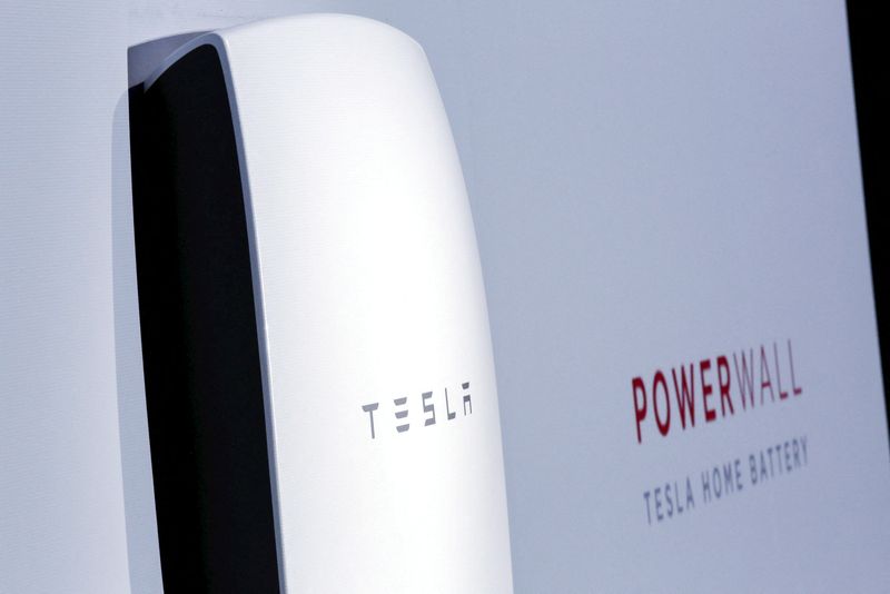 © Reuters. FILE PHOTO: The Tesla Energy Powerwall Home Battery is unveiled by Tesla Motors CEO Elon Musk during an event in Hawthorne, California April 30, 2015. Tesla Motors Inc unveiled Tesla Energy - a suite of batteries for homes, businesses and utilities - a highly-anticipated plan to expand its business beyond electric vehicles. REUTERS/Patrick T. Fallon/File Photo