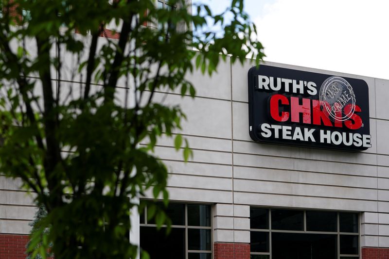 © Reuters. A Ruth's Chris Steak House is seen in Atlanta, Georgia, U.S. April 21, 2020. REUTERS/Elijah Nouvelage