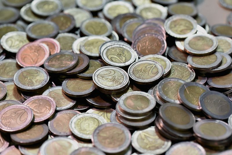 &copy; Reuters. Monedas de 2 euros en Pristina, Kosovo. 19 de septiembre de 2023. REUTERS/Laura Hasani
