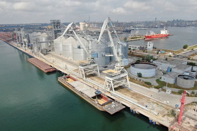 &copy; Reuters. FILE PHOTO: A barge carrying grains is being unloaded at the COMVEX terminal in Constanta harbour, in Constanta, Romania August 1, 2022. Inquam Photos/George Calin via REUTERS/File Photo