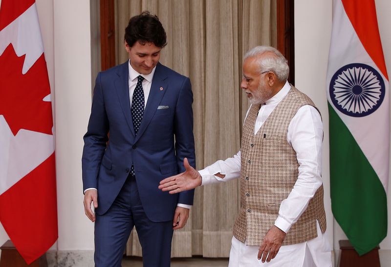 © Reuters. FILE PHOTO: Indian Prime Minister Narendra Modi (R) extends his hand for a handshake with his Canadian counterpart Justin Trudeau during a photo opportunity ahead of their meeting at Hyderabad House in New Delhi, India, February 23, 2018. REUTERS/Adnan Abidi/File Photo
