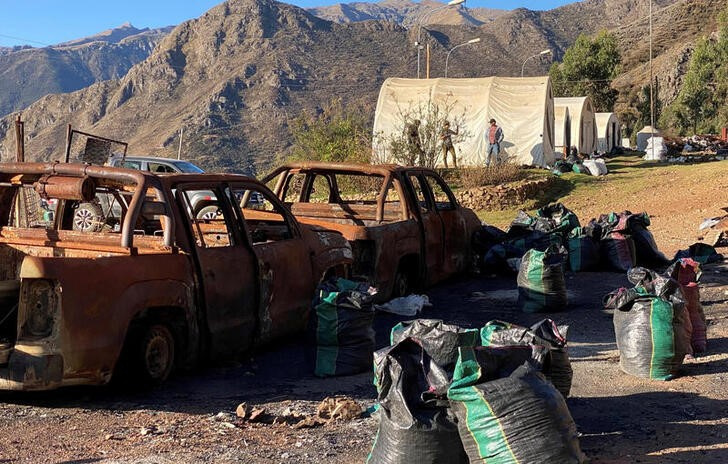 © Reuters. Foto de archivo de autos incendiados en una mina de Southern Copper en Tapairihuan en los Andes de Peru
October 18, 2022. REUTERS/Marco Aquino/