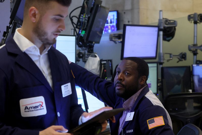 © Reuters. Traders work on the floor of the New York Stock Exchange (NYSE) in New York City, U.S., July 26, 2023.  REUTERS/Brendan McDermid
